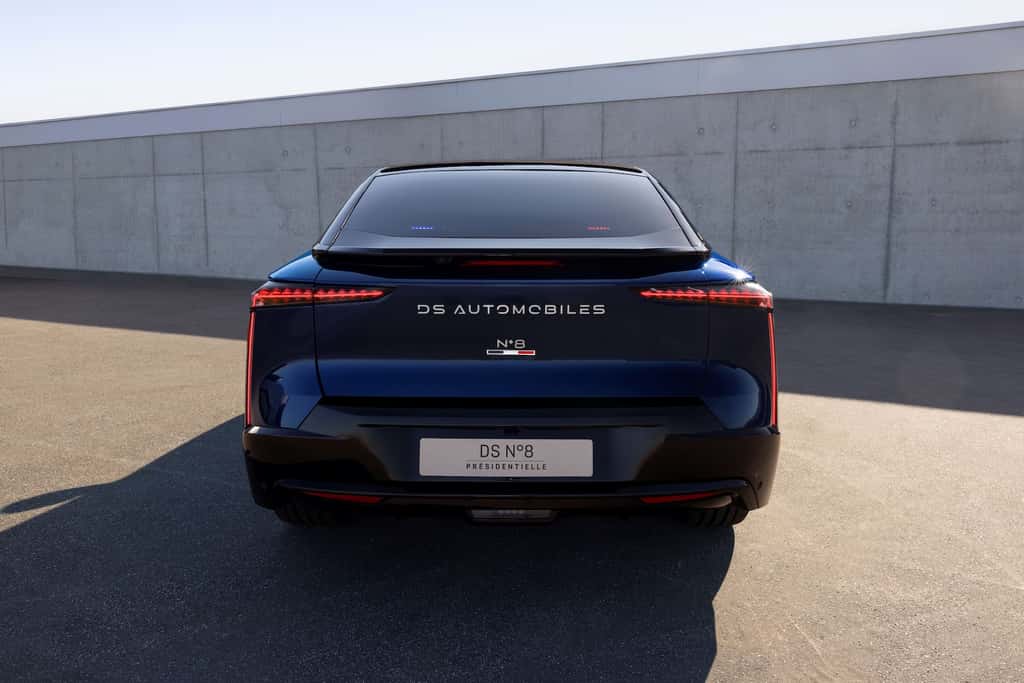 Cette DS N° 8 Présidentielle du président Emmanuel Macron entre dans le sillage des précédents modèles DS des Présidents français. © Stellantis, DS Automobiles